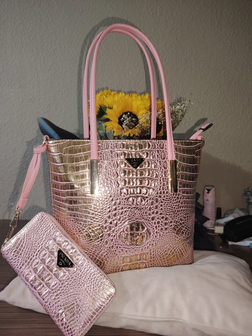 Bolsa rosa metálica con cartera a juego